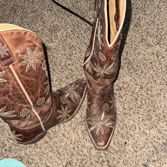 Shyanne Brown Embroidered Western Boots - Picture 2 of 4